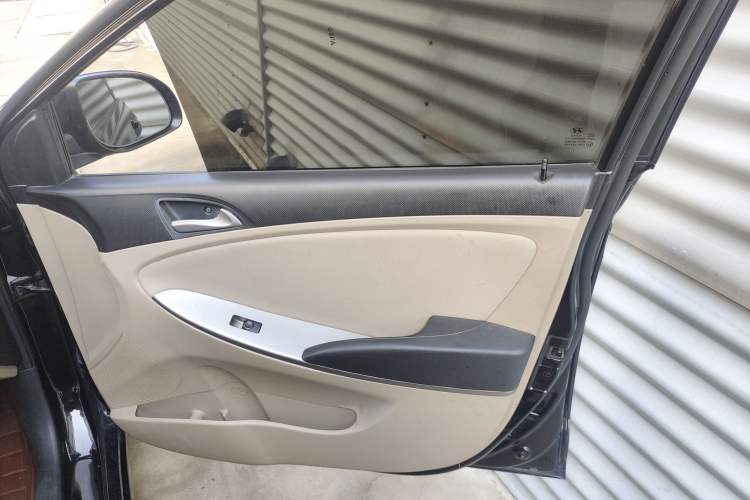 Used Hyundai Verna (older generation) 2014 1.4L Manual Smart GLS Trim
