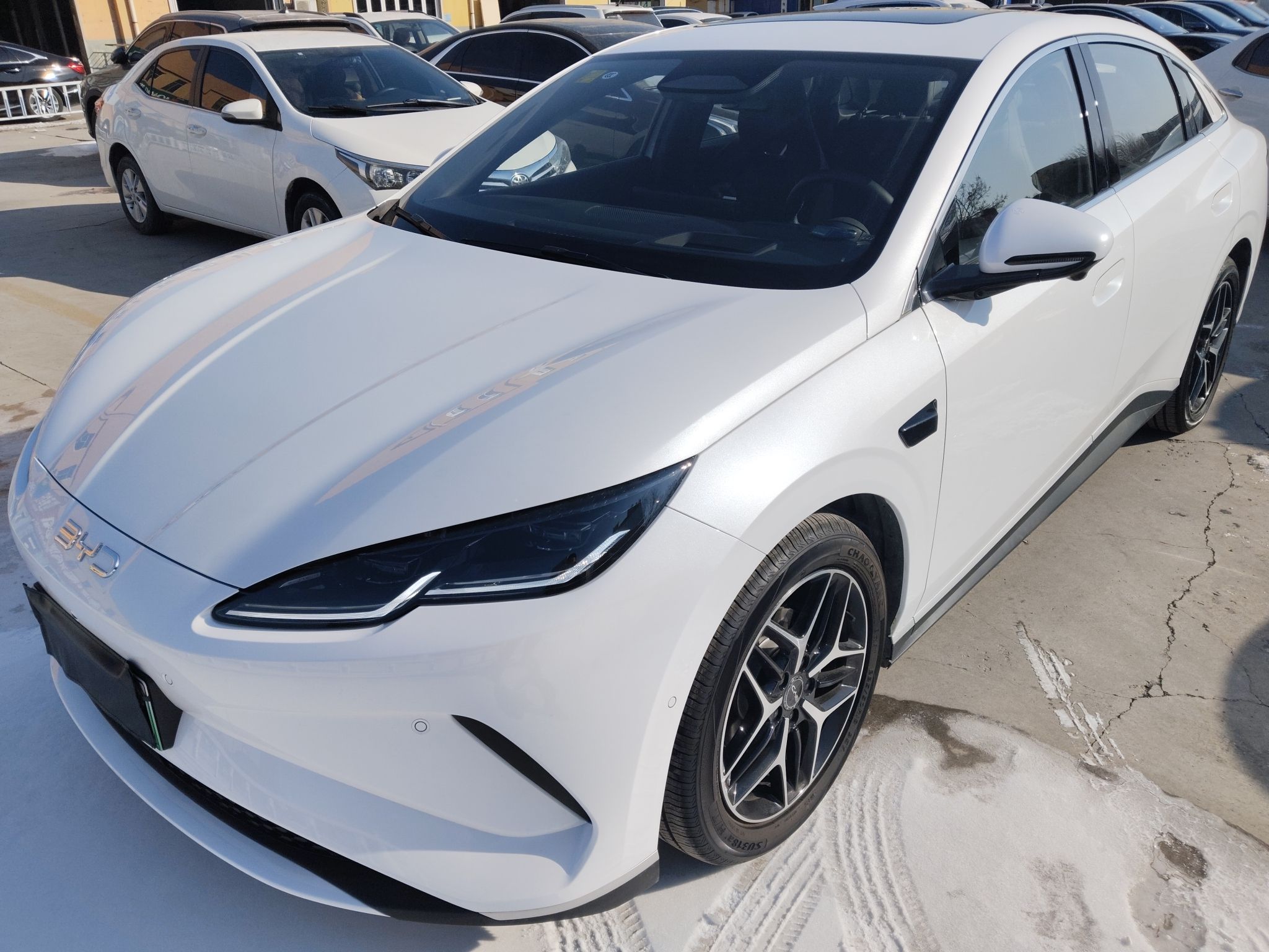 Под передней частью автомобиля