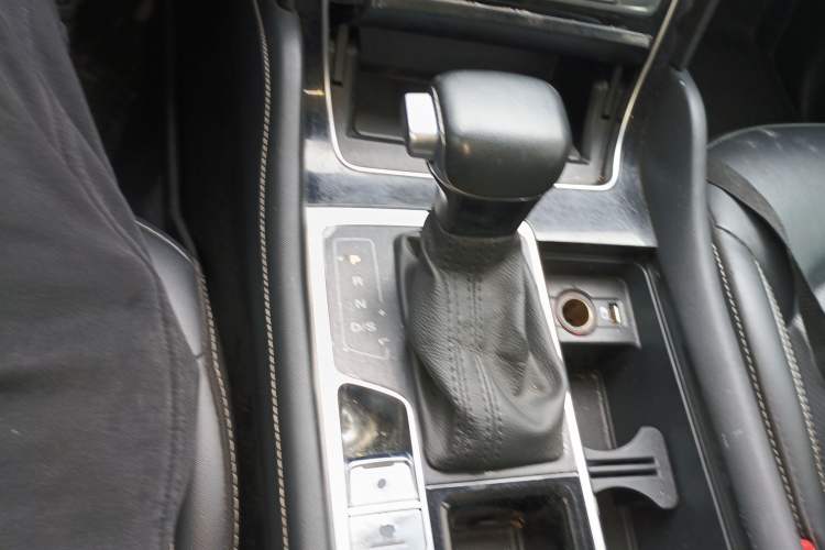Used Roewe RX8 2019 30T Two-Wheel Drive Supreme Flagship Edition Gear Lever