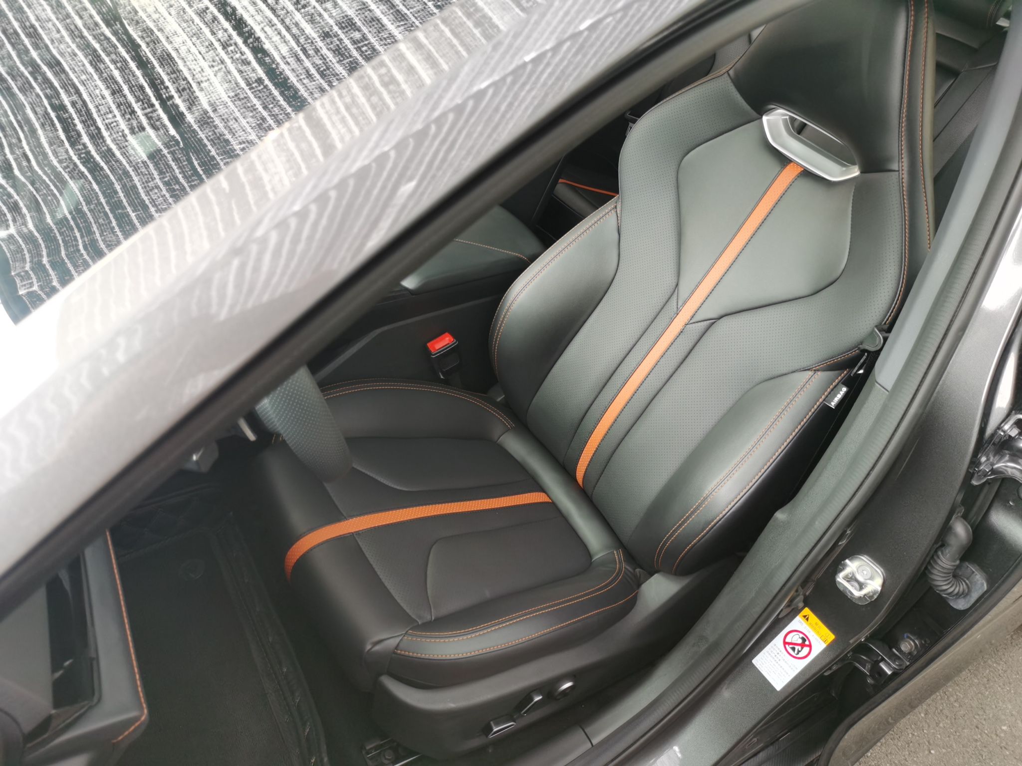 Переднее сиденье в автомобиле