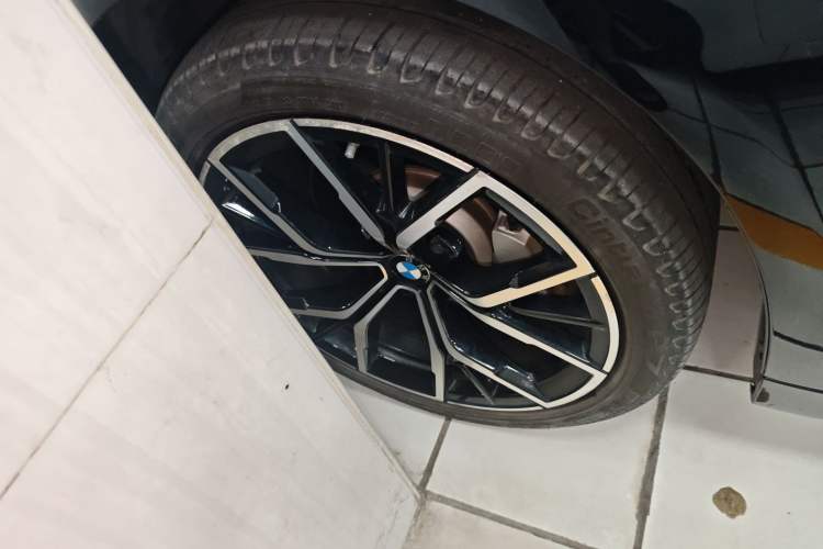 Used BMW 5 Series 2022 Second Facelift 530Li Luxury Version M Sport Package Left Front Wheel Hub