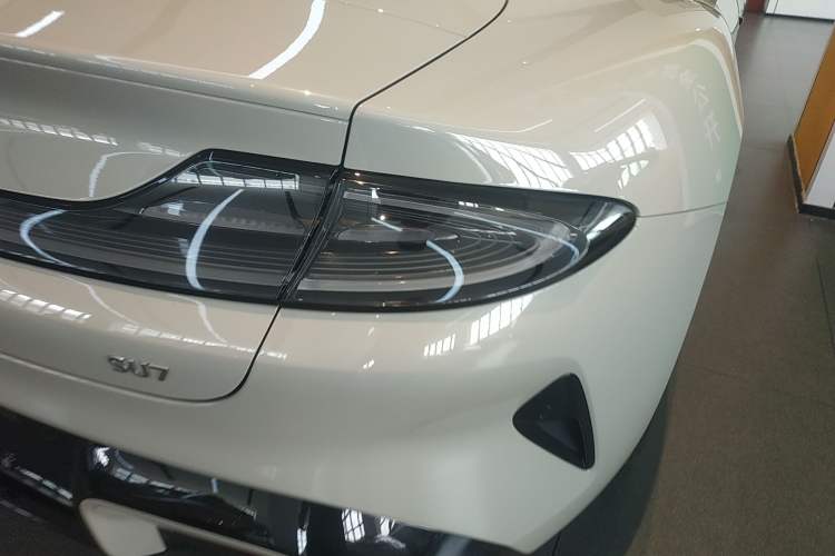 Used Xiaomi Auto SU7 2024 Rear-Drive Long-Range Intelligent Driving Version Right Rear Taillight