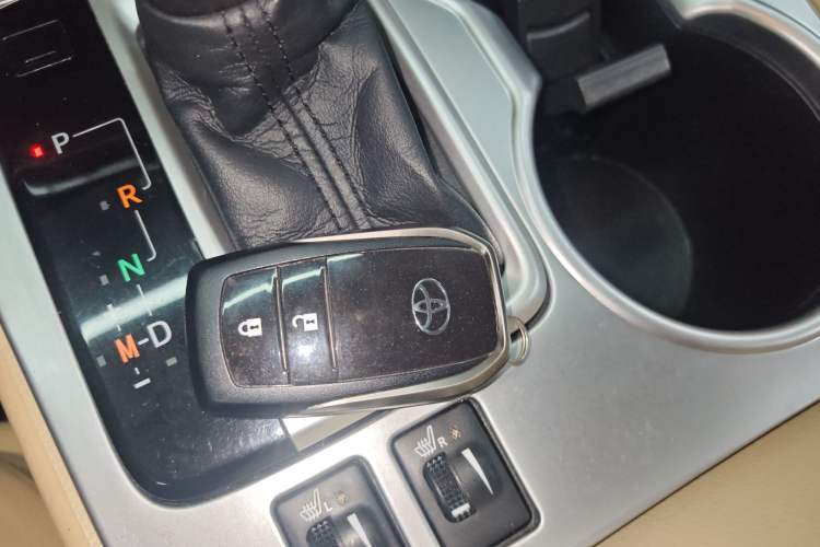 Used Toyota Highlander 2015 2.0T Two-Wheel Drive Luxury Edition 7 Seats Vehicle Key