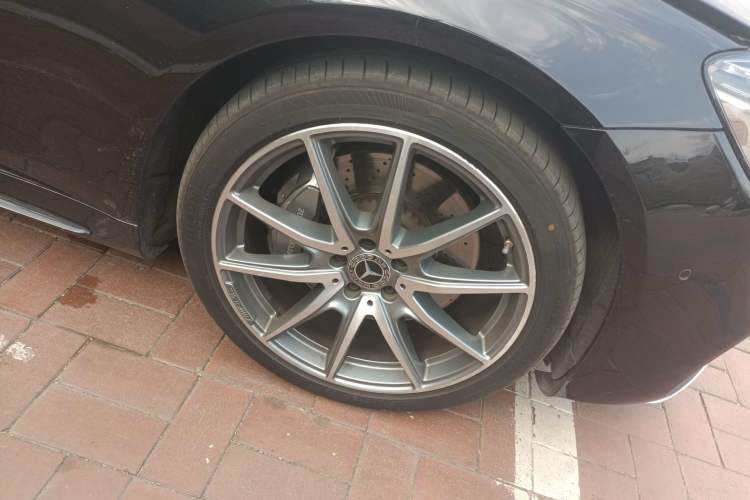 Used Mercedes-Benz S-Class 2020 S 450 L 4MATIC Exclusive Edition Right Front Wheel Hub