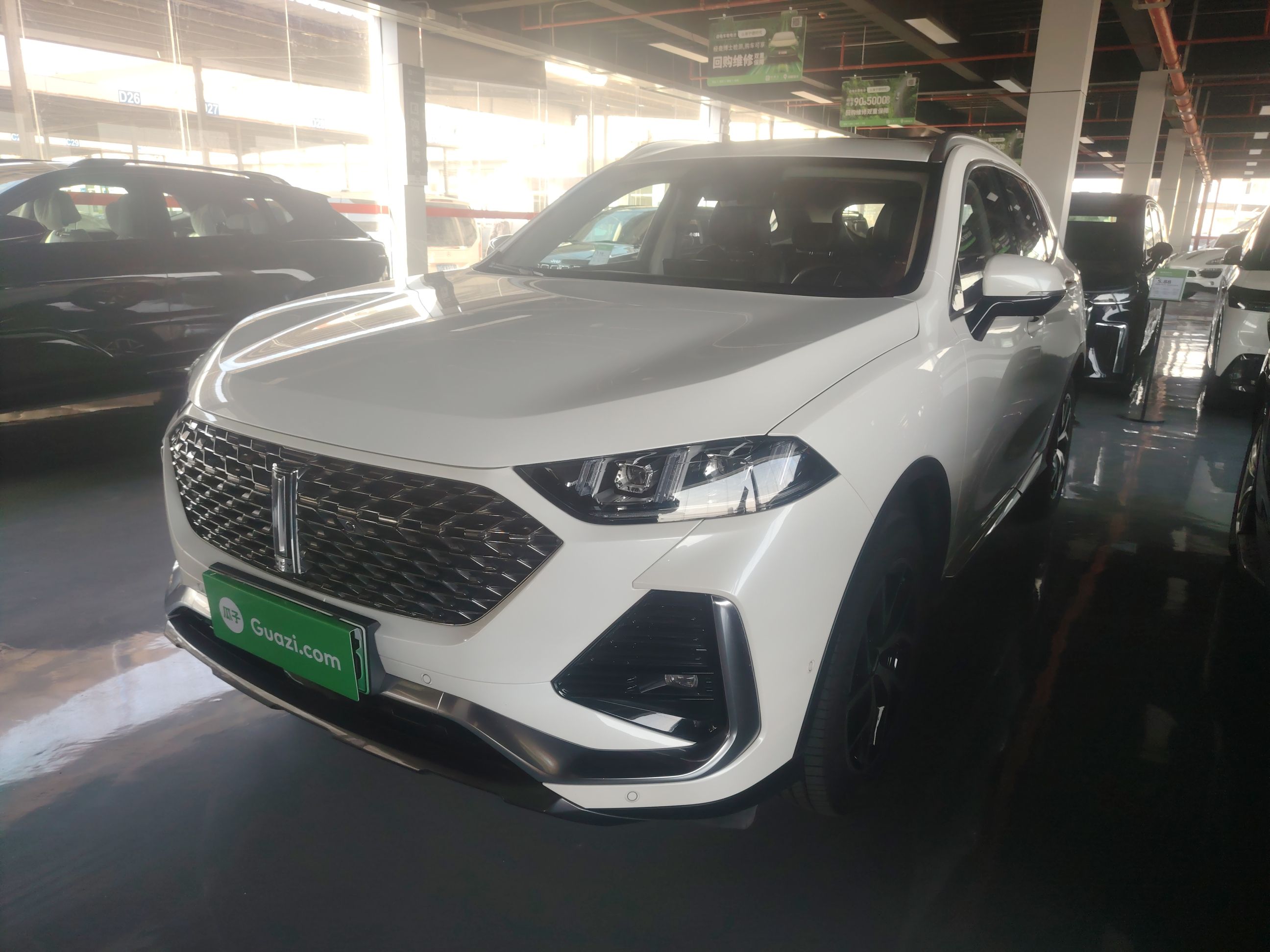 تحت مقدمة السيارة