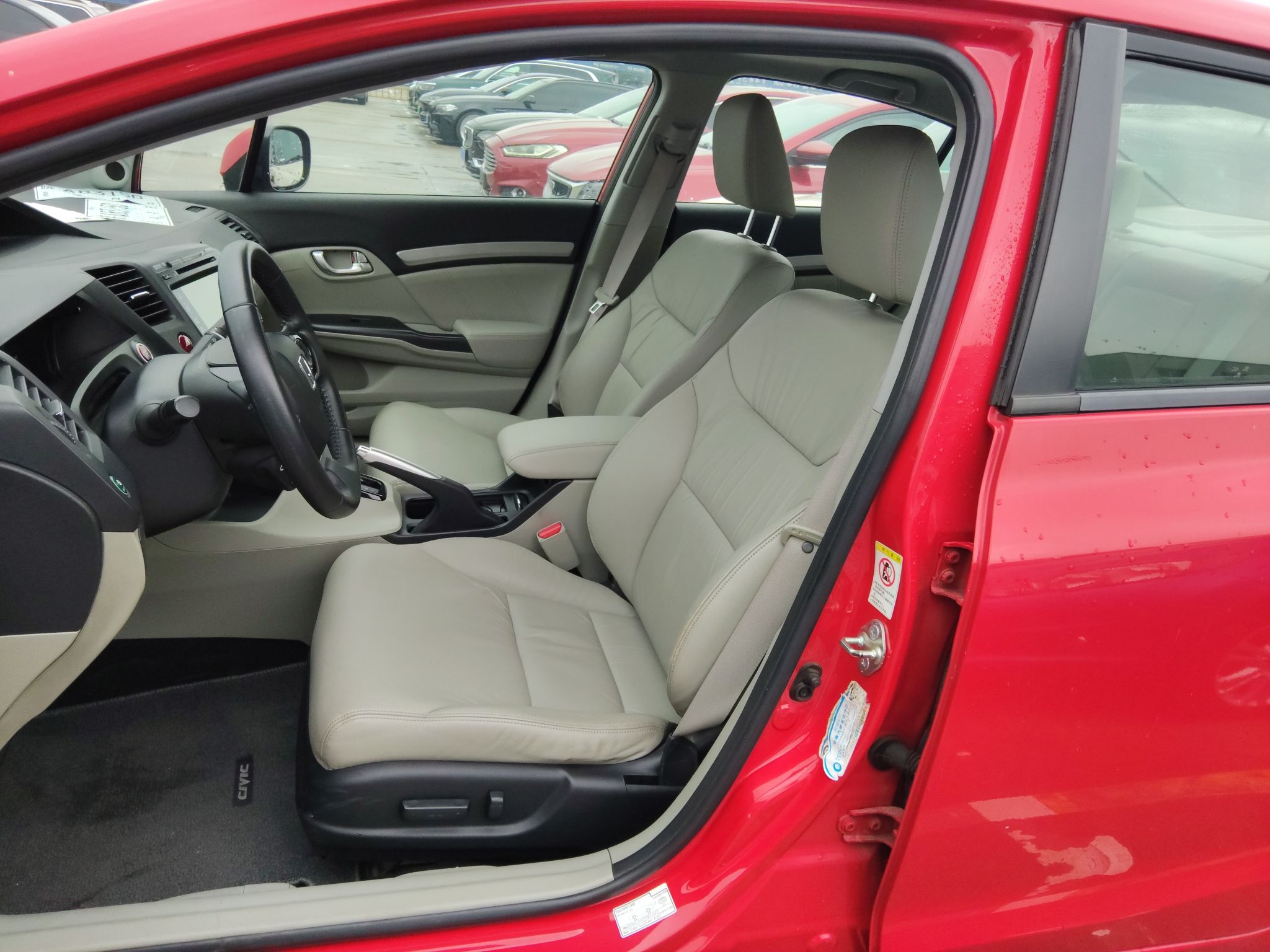 Переднее сиденье в автомобиле