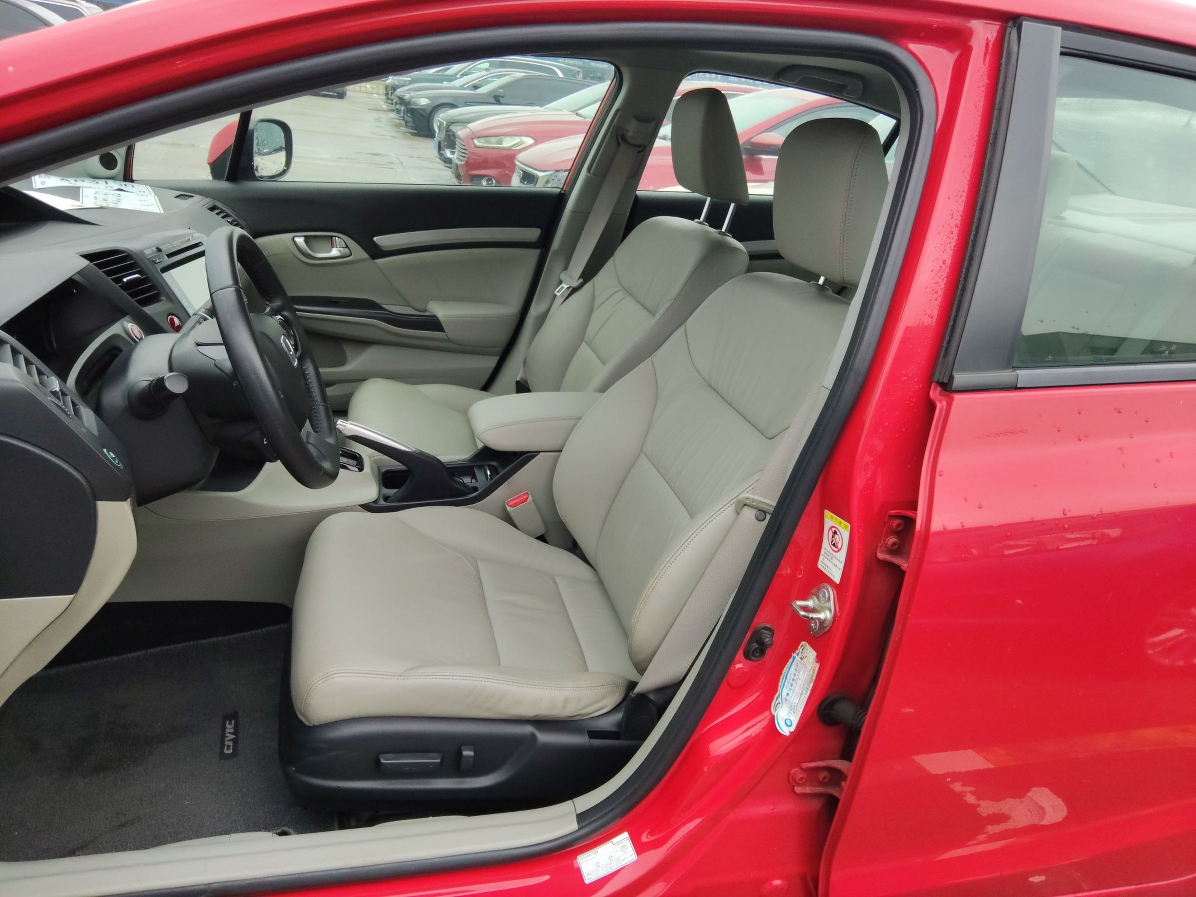 Переднее сиденье в автомобиле