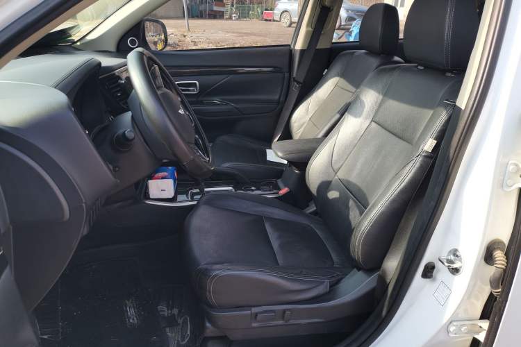 Used Mitsubishi Outlander 2017 2.0L Two-Wheel Drive Glory Edition 5 Seats
