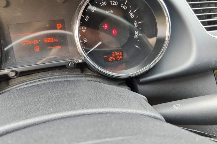 Used Peugeot 3008 2013 1.6THP Roland Garros Edition Odometer Close Up