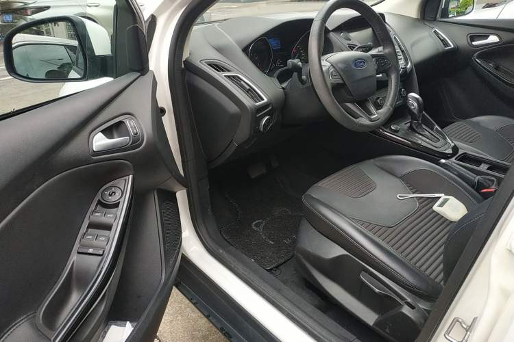 Used Ford Focus 2018 Hatchback Classic 1.6L Automatic Trendy SmartDrive Edition
