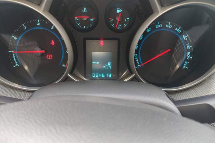 Used Chevrolet Cruze 2013 1.6L SE MT Odometer Close Up