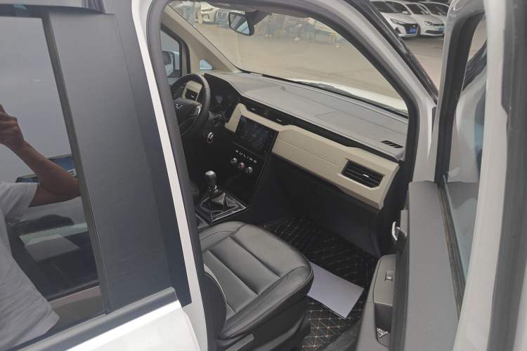 Used Wuling Hongguang PLUS 2019 1.5T Manual Luxury 7-Seater Right Front Seat