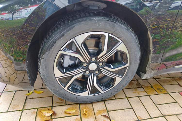 Used Hongqi E-QM5 2023 Base Travel Edition Left Front Wheel Hub