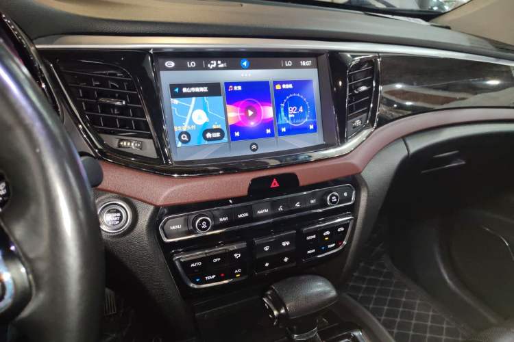 Used GAC Trumpchi GS8 2017 320T Four-Wheel Drive Luxury Smart Connectivity Version (7 Seats) Audio And AC Panel