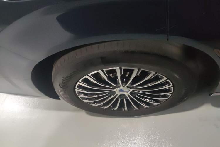 Used Denza D9 2024 DM-i 1050 Luxury Model Right Rear Wheel Hub