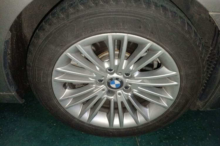 Used BMW 5 Series 2014 525Li Leading Model
