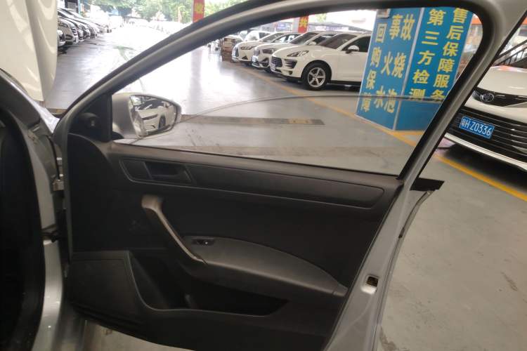 Used Volkswagen Santana 2015 1.6L Manual Fashion Edition Interior 5