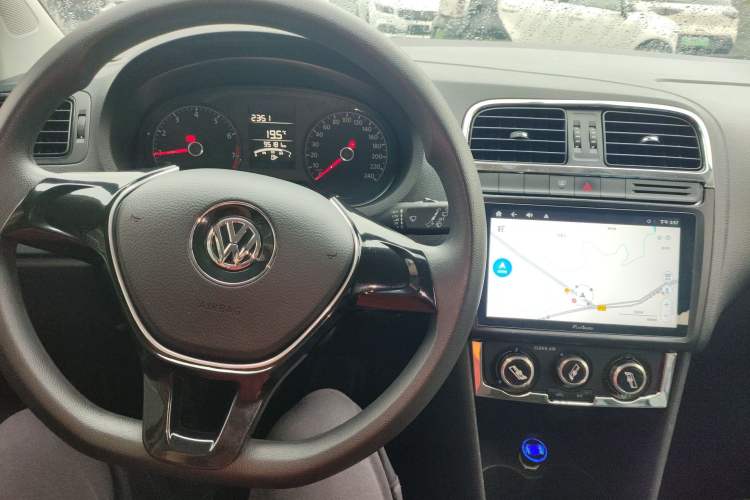 Used Volkswagen Polo 2016 1.4L Manual Fashion Model Center Console