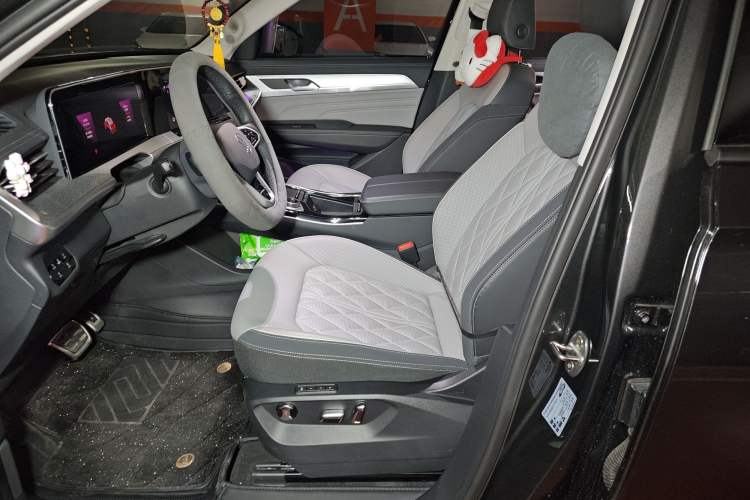 Used Volkswagen Tavendor 2024 380TSI All-Wheel-Drive R-Line Cruise Premium Edition Left Front Seat