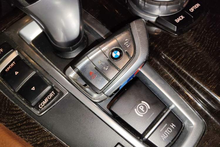 Used BMW 5 Series 2014 525Li Leading Model
