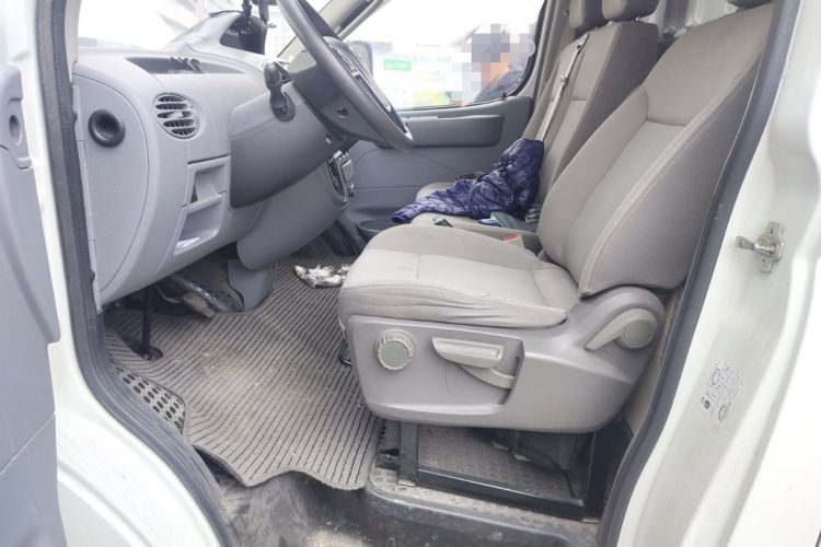 Used SAIC MAXUS Xintu V80 2020 2.5T AMT Classic City Distribution King Short Wheelbase Mid-Roof Design – 2/3 Seats Left Front Seat