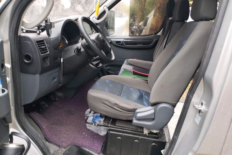 Used Dongfeng Yufeng 2021 2.3T Power King Front-Drive Logistics Van Long Wheelbase Mid-Roof 6–9 Seats China VI Standard M9T Left Front Seat