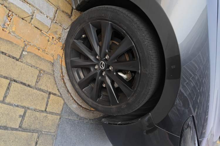 Used Mazda 3 Axela 2022 2.0L Automatic Zhi Rui Obsidian Edition Right Front Wheel Hub