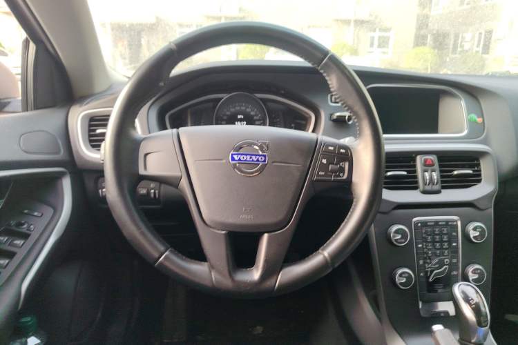 Used Volvo V40 2013 2.0T ZhiShang Version
