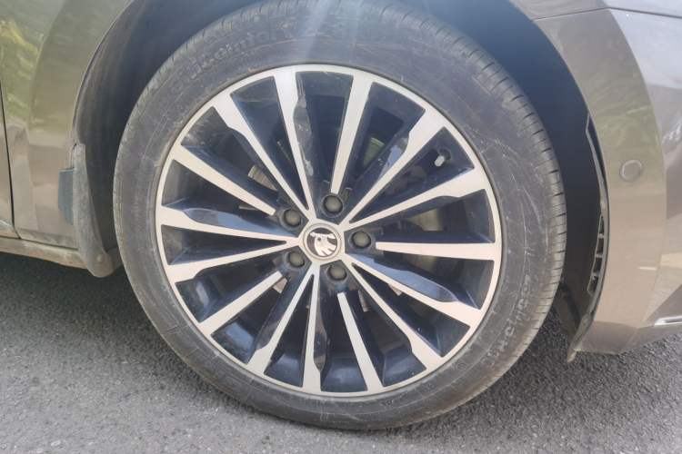 Used Skoda Superb 2016 TSI330 DSG Smart Drive Edition Right Front Wheel Hub