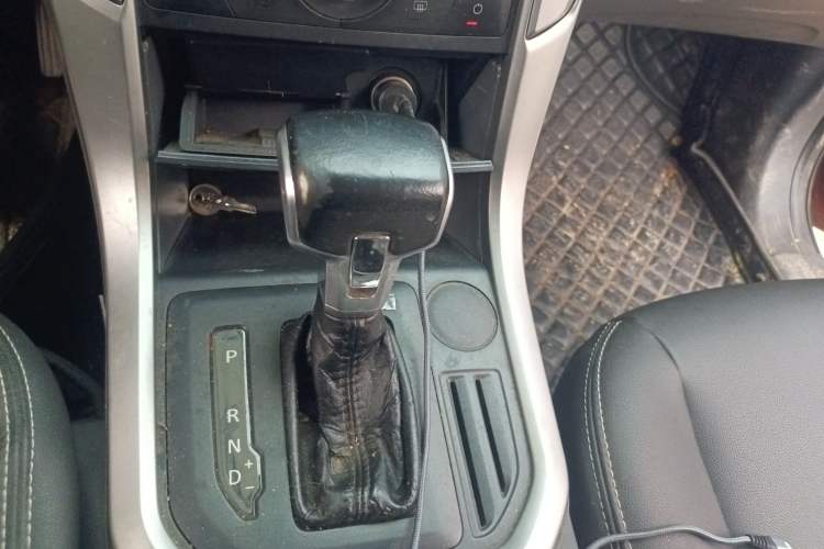 Used SAIC MAXUS T60 2017 2.8T Diesel Automatic Two-Wheel Drive High Ground Clearance Comfort Version Standard Cabin China V Emission Standard