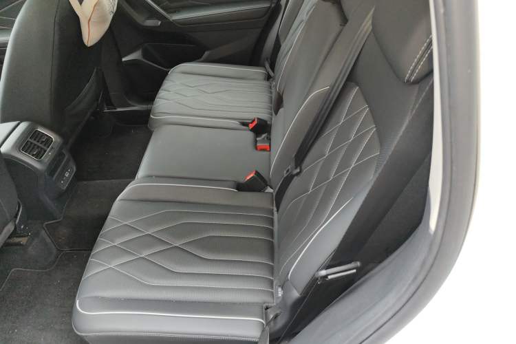 Used Volkswagen Tiguan L 2023 Restyled 330TSI Automatic Two-Wheel Drive R-Line Enhanced Comfort Version Interior 4