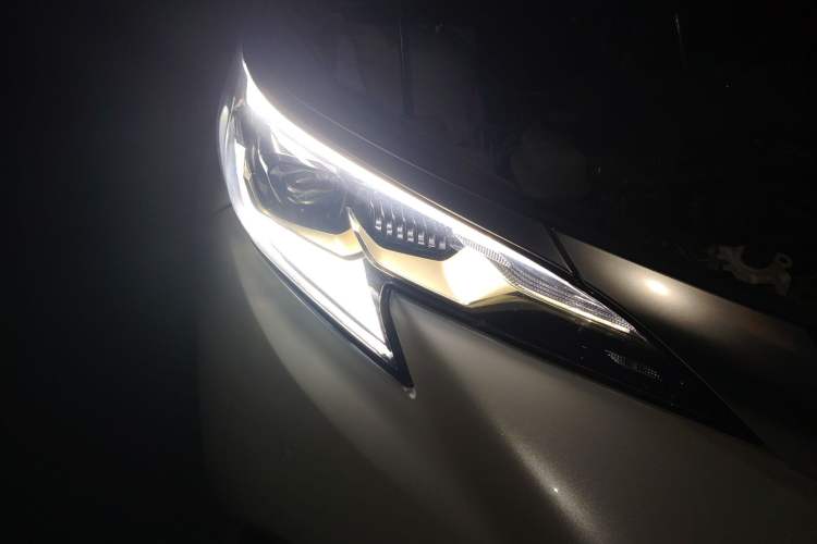 Used Toyota Granvia 2023 2.5L Hybrid Prestige PLUS Edition Right Front Headlight