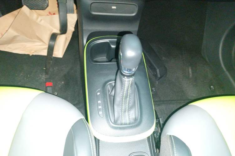 Used Roewe Clever 2021 302 km New Four-Seater Super-Efficient Version Gear Lever