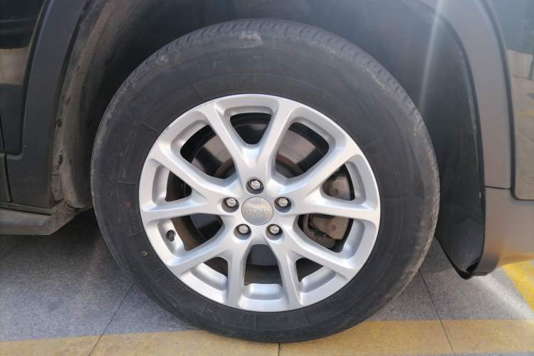 Used Jeep Cherokee 2017 2.0L Superior Edition Right Front Wheel Hub