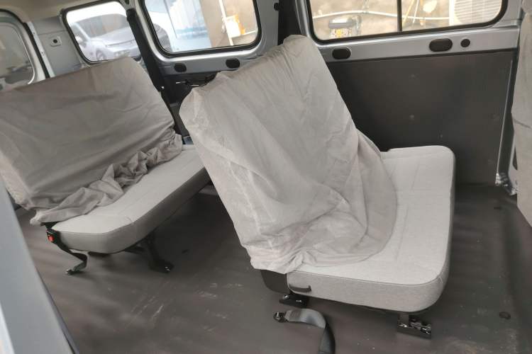 Used Wuling Yangguang 2024 300KM Comfort Version Passenger Van 75kW
