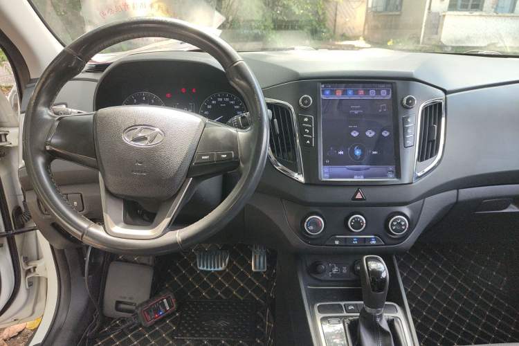 Used Hyundai ix25 2015 1.6L Automatic Two-Wheel Drive Smart GLS Trim Center Console