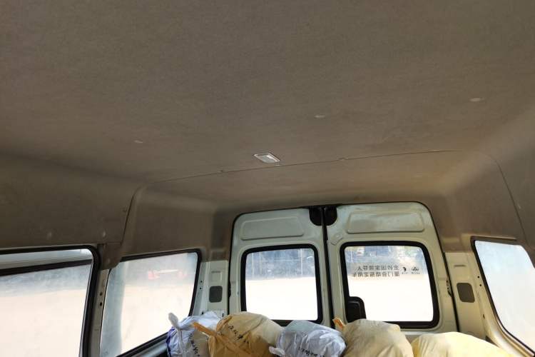 Used SAIC MAXUS Xintu V80 2017 2.5T AMT Aoyuntong China IV Short Wheelbase Mid-Roof 5/6/10-Seater
