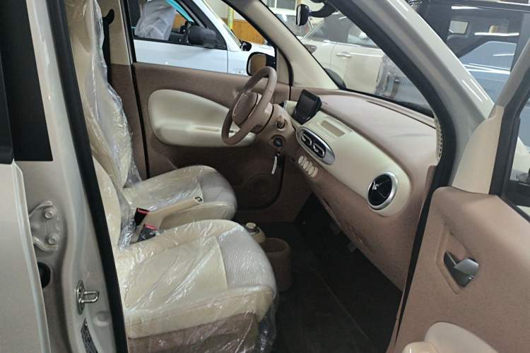 Used Wuling Hongguang MINIEV 2025 Four-Door Version Advanced Edition Right Front Seat