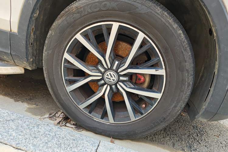 Used Volkswagen Tiguan L 2017 330TSI Automatic Two-Wheel Drive Luxury Edition Right Front Wheel Hub