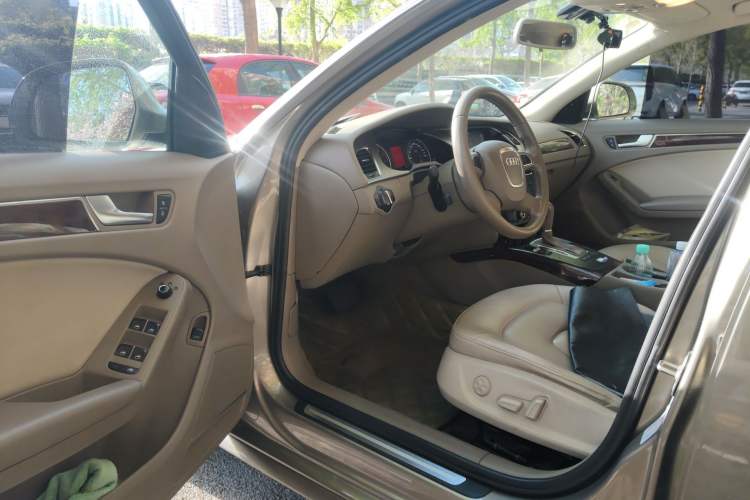 Used Audi A4L 2012 2.0 TFSI automatic Comfort trim level Driver Seat