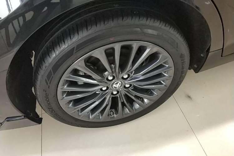 Used Toyota Avalon 2021 2.5L Touring Prestige SPORT Edition Right Rear Wheel Hub