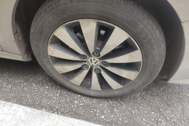 Used Volkswagen Sagitar 2018 1.6L Automatic Comfort Model Right Front Wheel Hub