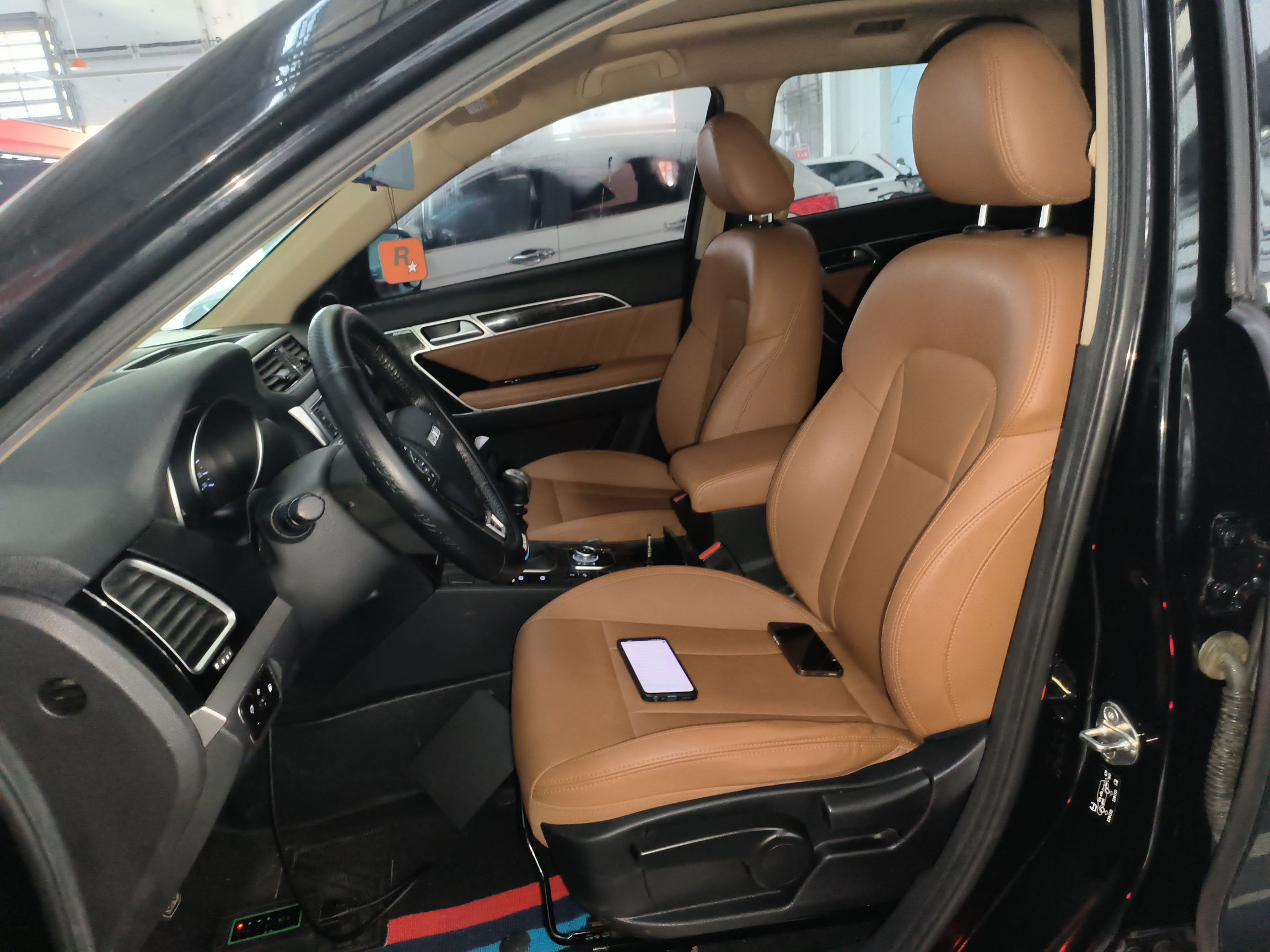 Переднее сиденье в автомобиле