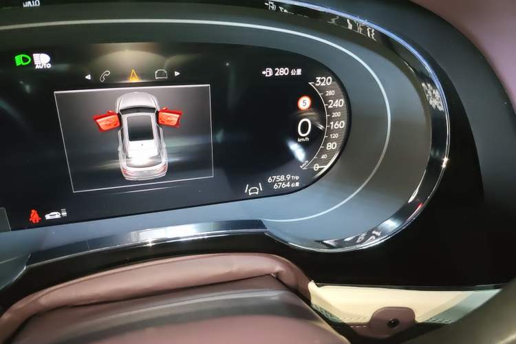 Used Bentley Bentayga 2024 4.0T V8 Long-Wheelbase Version Odometer Close Up