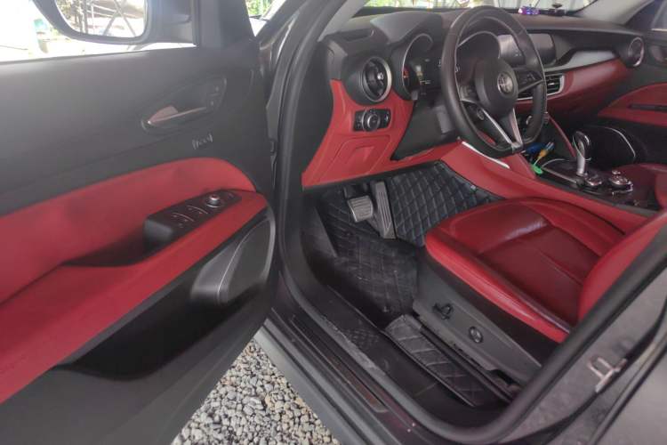 Used Alfa Romeo Stelvio 2017 2.0T 200HP Luxury Edition Driver Seat