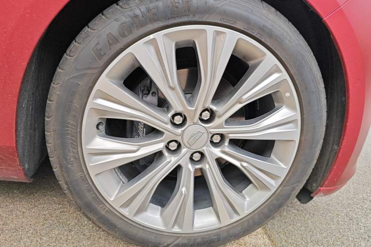 Used Cadillac CT6 2023 28T Platinum Edition Right Front Wheel Hub