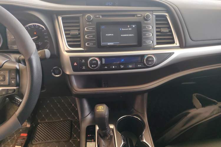 Used Toyota Highlander 2018 2.0T Two-Wheel Drive Luxury Edition 7 Seats China VI Standard Audio And AC Panel
