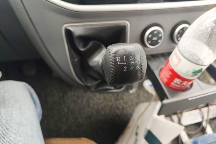 Used SAIC MAXUS Xintu V80 2019 2.5T Classic Model 6-Speed Manual Aotong Long Wheelbase Mid-Height 7-Seater
