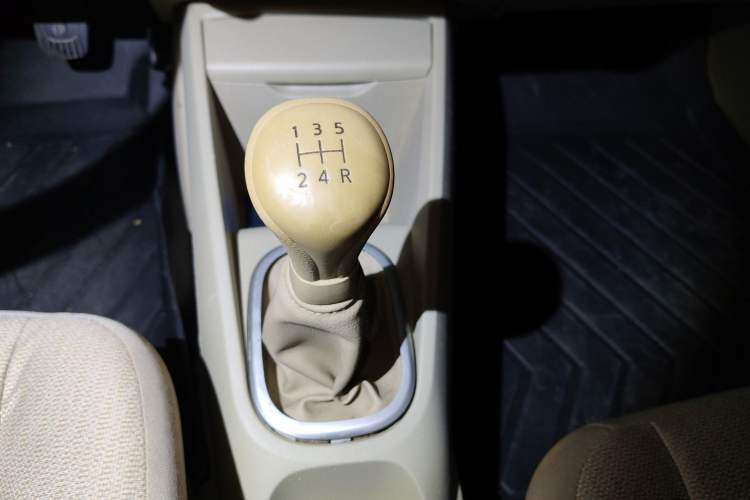 Used Venucia D50 2013 1.6L Manual Fashion Edition Gear Lever