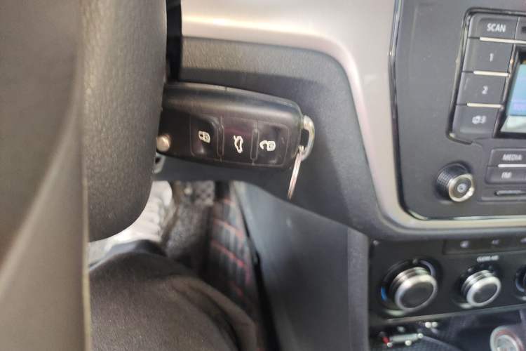 Used Volkswagen Lavida 2015 1.6L Manual Fashion Edition
